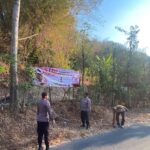 Antisipasi Karhutla, Polisi Blitar Edukasi Warga dan Pasang Banner Himbauan di Lereng Gunung Pegat